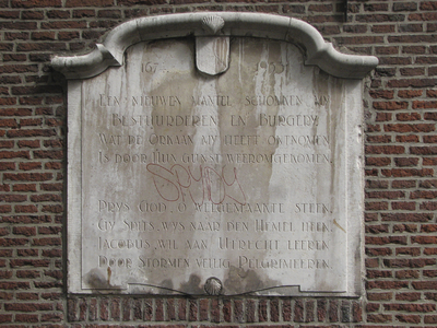 871985 Afbeelding van de herinneringssteen op de zijgevel van de kleine huisjes tegen de Jacobikerk op de zuidwesthoek ...